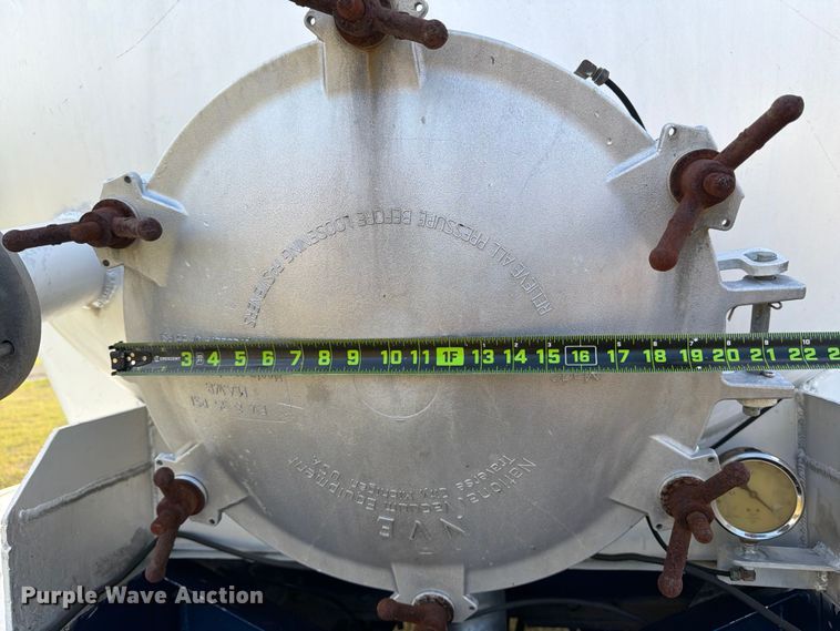 image for item ED5030 1999 Polar vacuum trailer