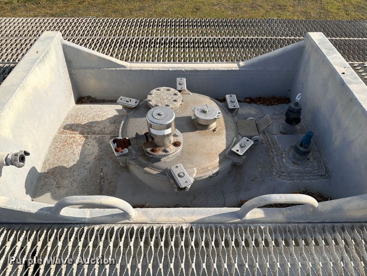 image for item ED5030 1999 Polar vacuum trailer