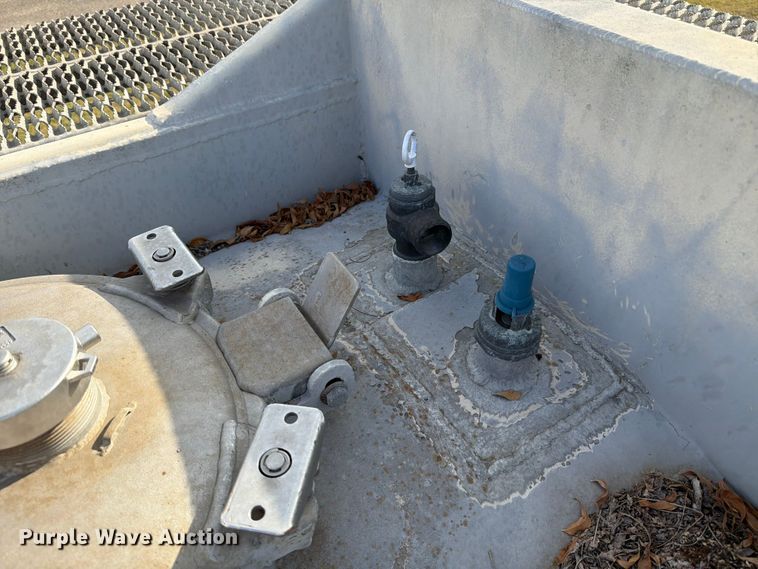 image for item ED5030 1999 Polar vacuum trailer