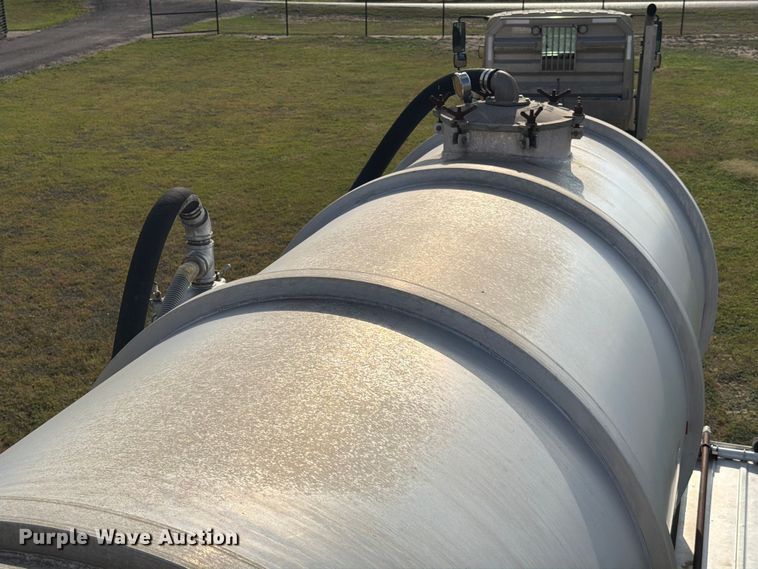 image for item ED5030 1999 Polar vacuum trailer