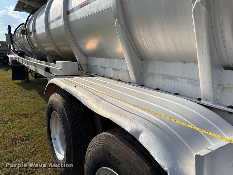 image for item ED5030 1999 Polar vacuum trailer