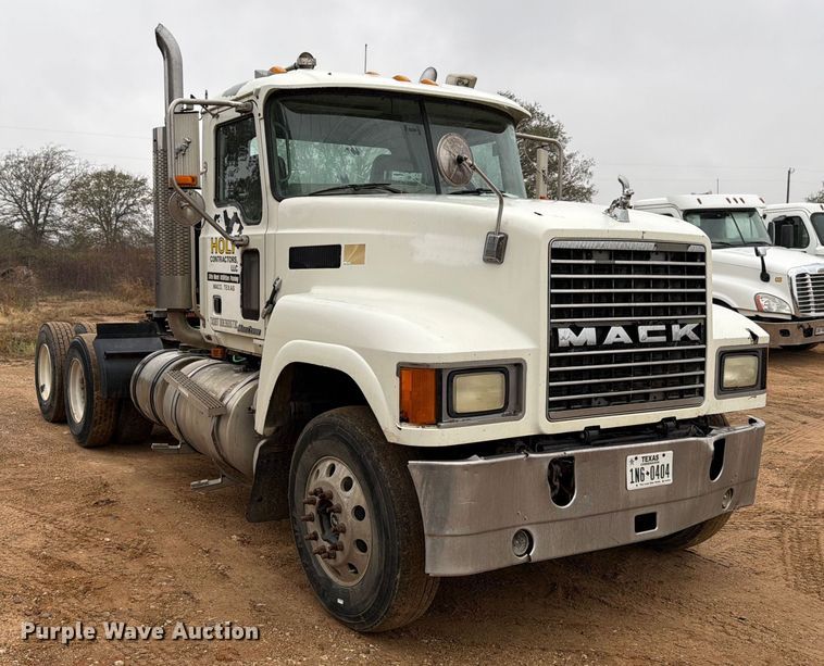 image for item ED5060 2007 Mack CHN613 semi truck