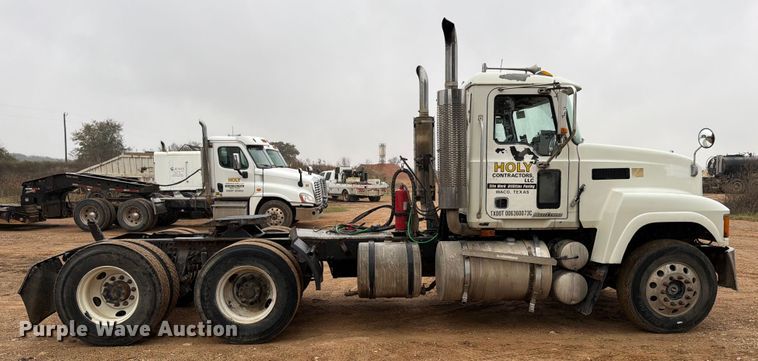 image for item ED5060 2007 Mack CHN613 semi truck