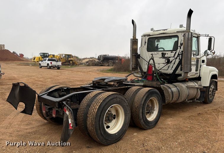 image for item ED5060 2007 Mack CHN613 semi truck