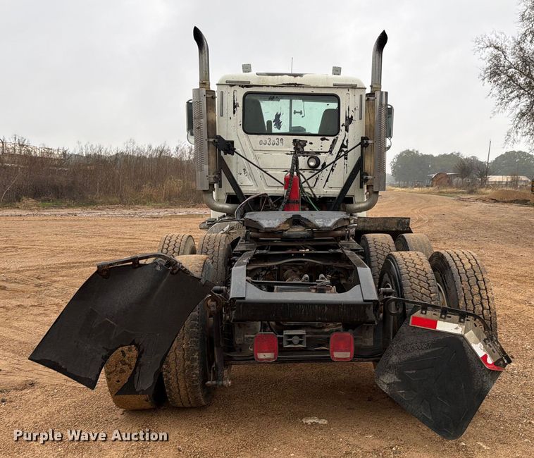 image for item ED5060 2007 Mack CHN613 semi truck