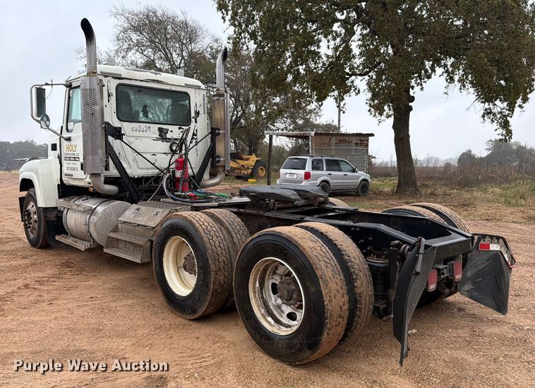 image for item ED5060 2007 Mack CHN613 semi truck