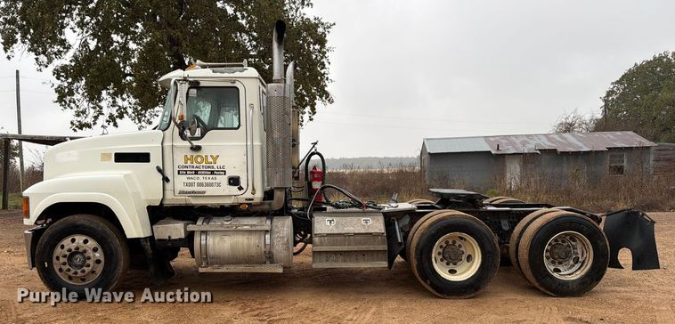 image for item ED5060 2007 Mack CHN613 semi truck