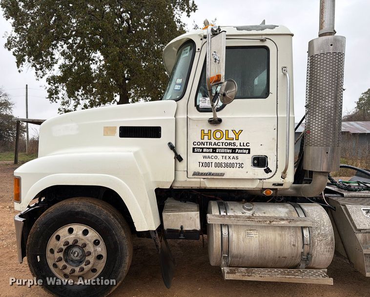 image for item ED5060 2007 Mack CHN613 semi truck