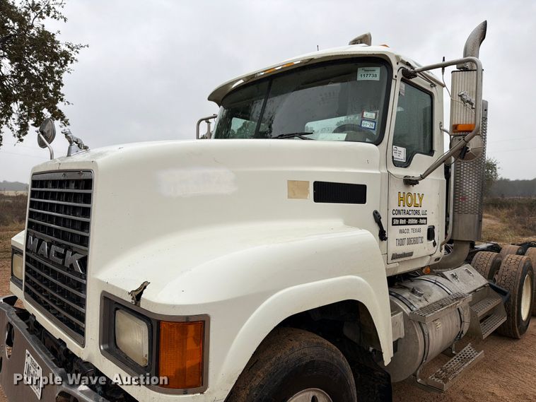 image for item ED5060 2007 Mack CHN613 semi truck