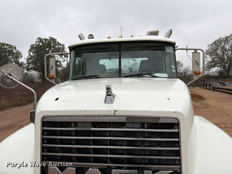 image for item ED5060 2007 Mack CHN613 semi truck