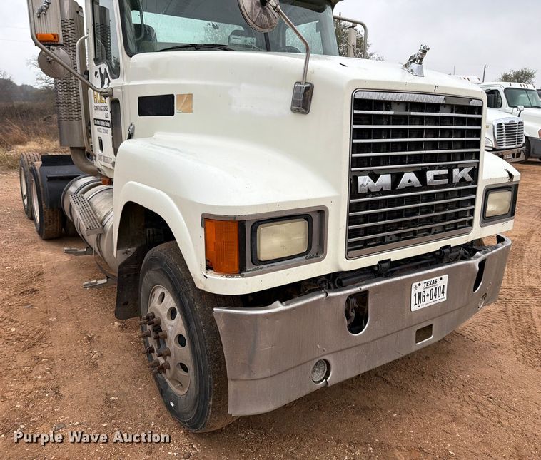image for item ED5060 2007 Mack CHN613 semi truck