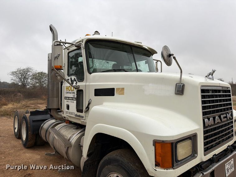 image for item ED5060 2007 Mack CHN613 semi truck