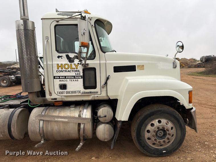 image for item ED5060 2007 Mack CHN613 semi truck