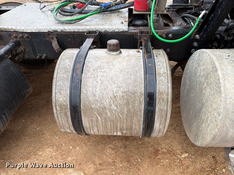 image for item ED5060 2007 Mack CHN613 semi truck