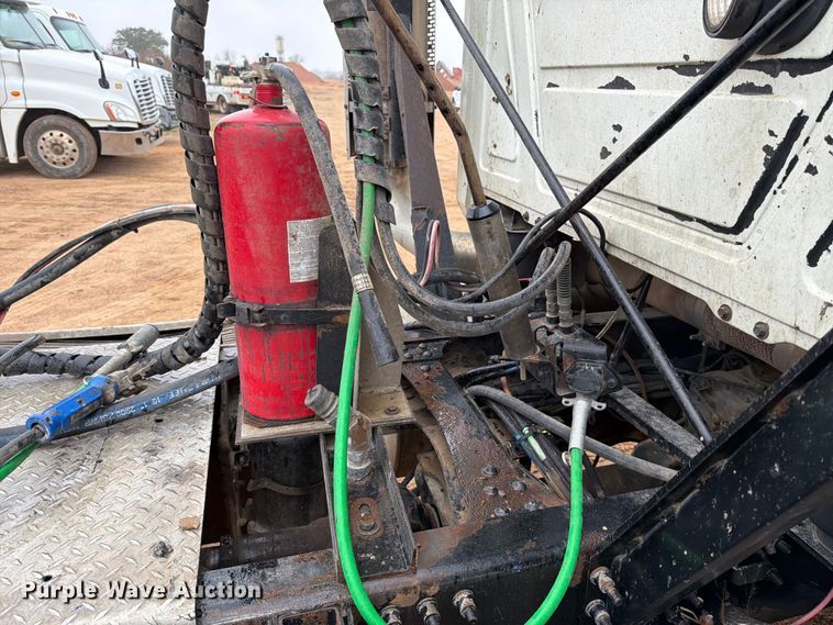 image for item ED5060 2007 Mack CHN613 semi truck