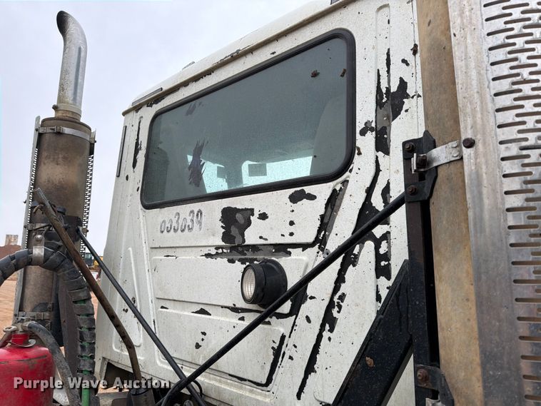 image for item ED5060 2007 Mack CHN613 semi truck