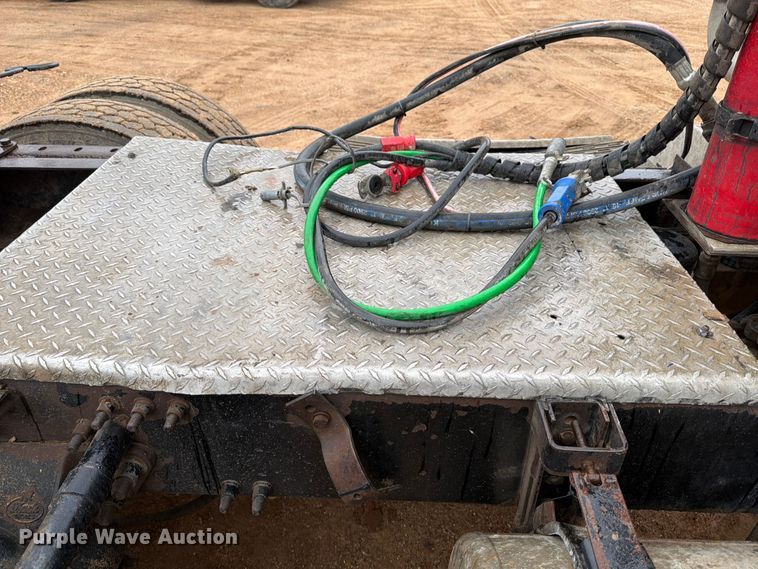 image for item ED5060 2007 Mack CHN613 semi truck