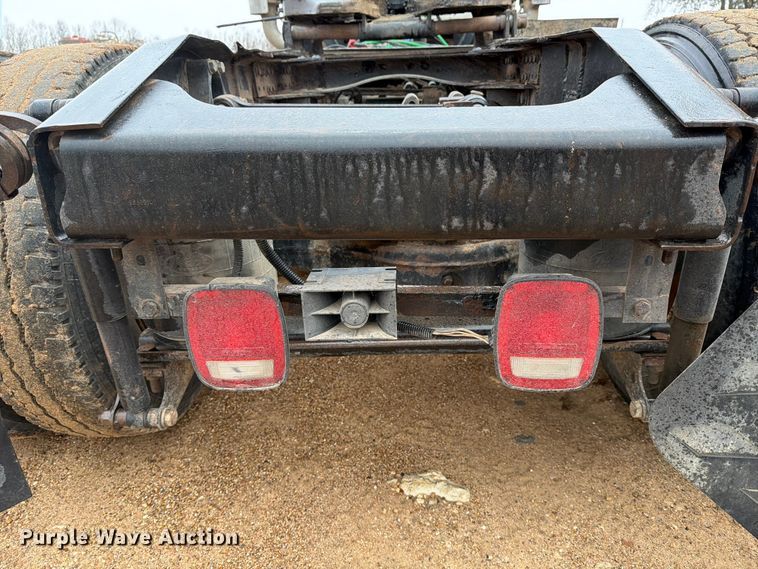 image for item ED5060 2007 Mack CHN613 semi truck