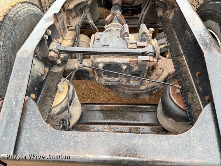 image for item ED5060 2007 Mack CHN613 semi truck