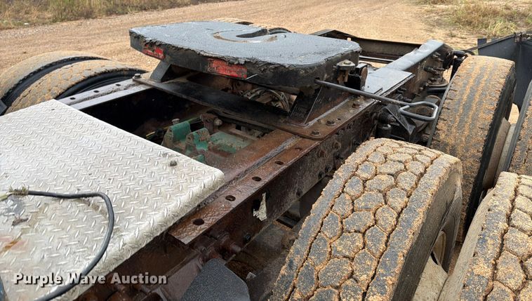 image for item ED5060 2007 Mack CHN613 semi truck