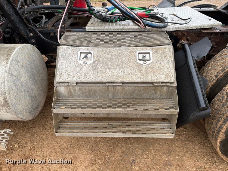 image for item ED5060 2007 Mack CHN613 semi truck