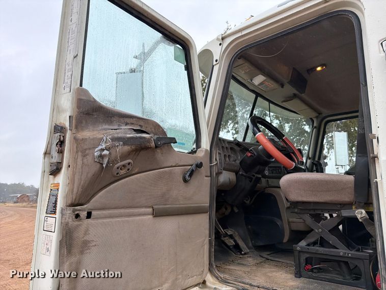 image for item ED5060 2007 Mack CHN613 semi truck