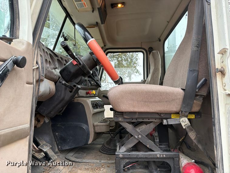 image for item ED5060 2007 Mack CHN613 semi truck