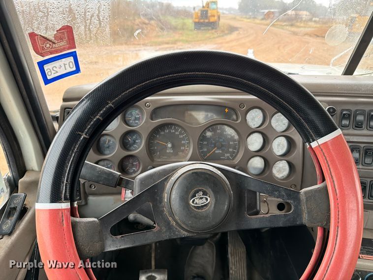 image for item ED5060 2007 Mack CHN613 semi truck