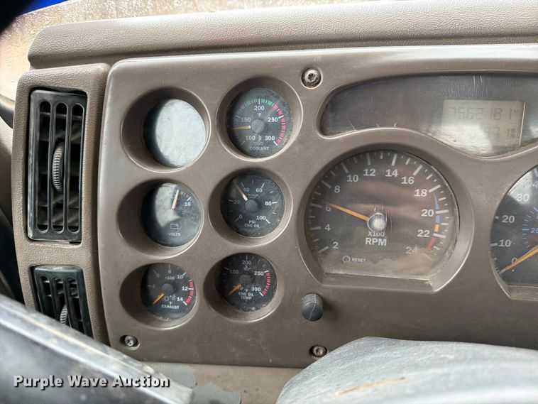 image for item ED5060 2007 Mack CHN613 semi truck