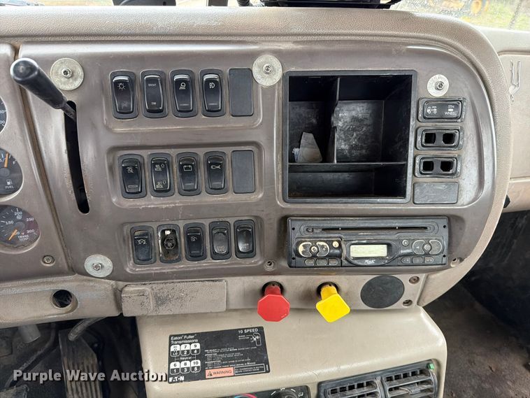 image for item ED5060 2007 Mack CHN613 semi truck