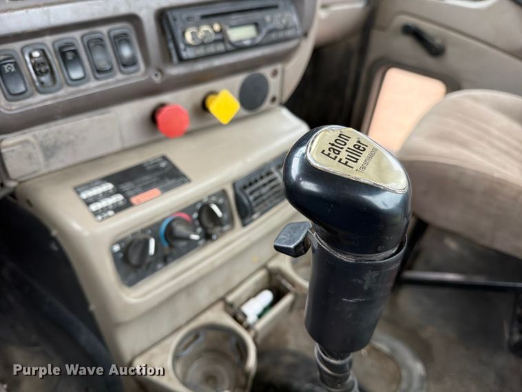 image for item ED5060 2007 Mack CHN613 semi truck