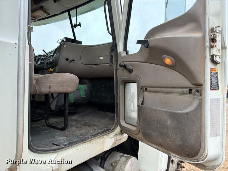 image for item ED5060 2007 Mack CHN613 semi truck