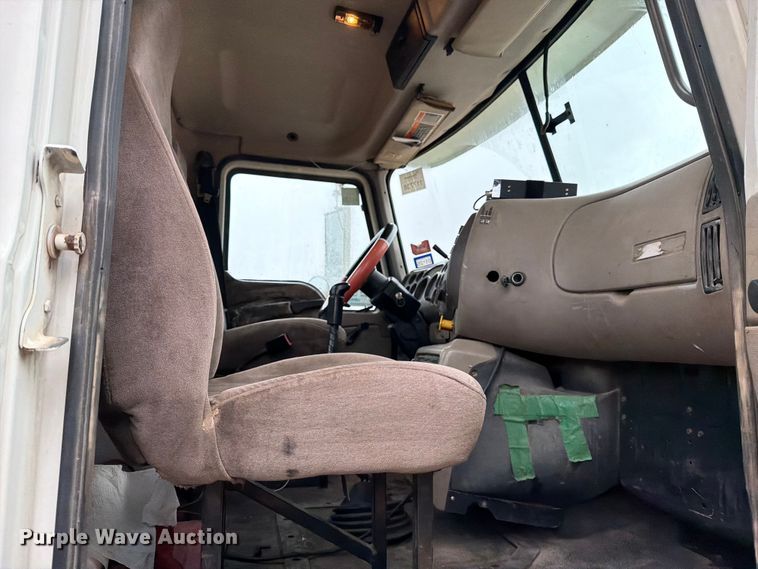 image for item ED5060 2007 Mack CHN613 semi truck