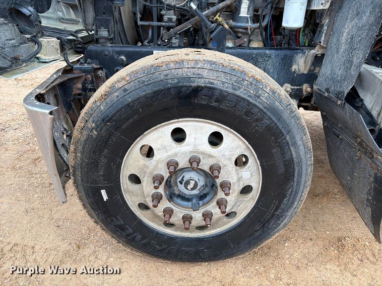 image for item ED5060 2007 Mack CHN613 semi truck