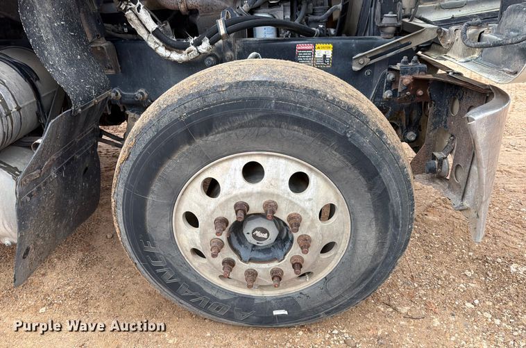 image for item ED5060 2007 Mack CHN613 semi truck