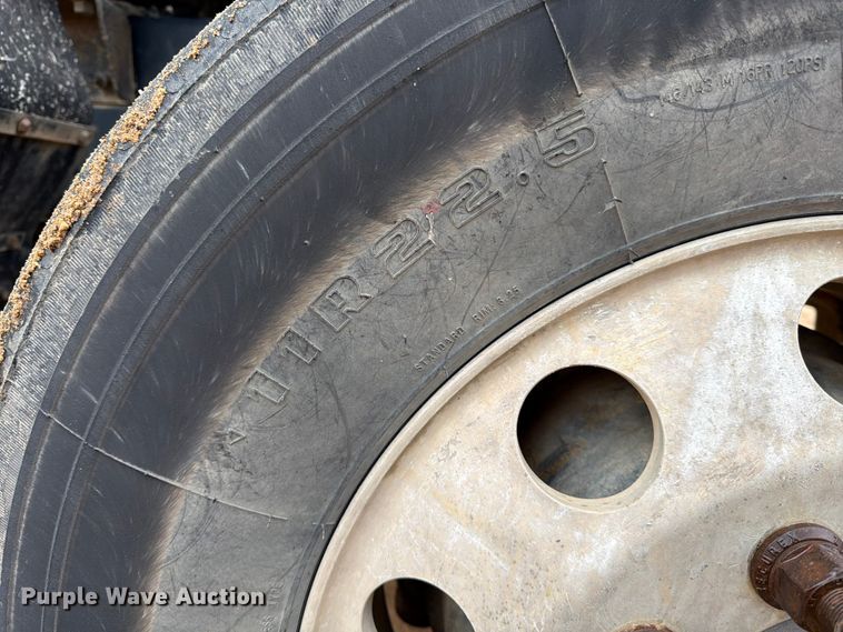 image for item ED5060 2007 Mack CHN613 semi truck