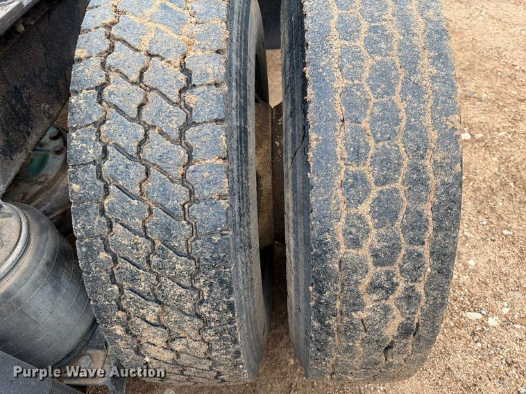 image for item ED5060 2007 Mack CHN613 semi truck