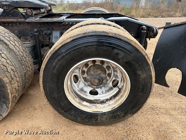 image for item ED5060 2007 Mack CHN613 semi truck