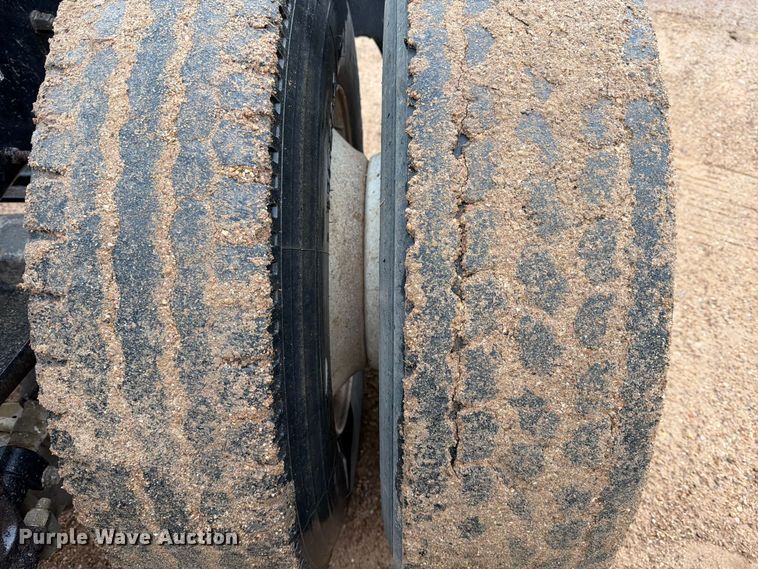 image for item ED5060 2007 Mack CHN613 semi truck