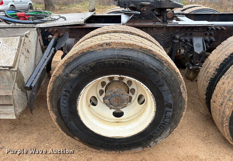 image for item ED5060 2007 Mack CHN613 semi truck