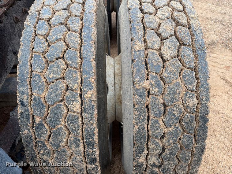 image for item ED5060 2007 Mack CHN613 semi truck