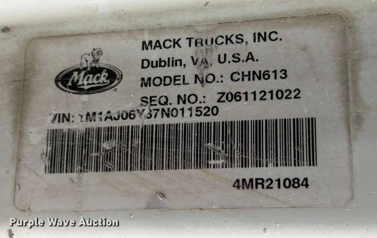 image for item ED5060 2007 Mack CHN613 semi truck