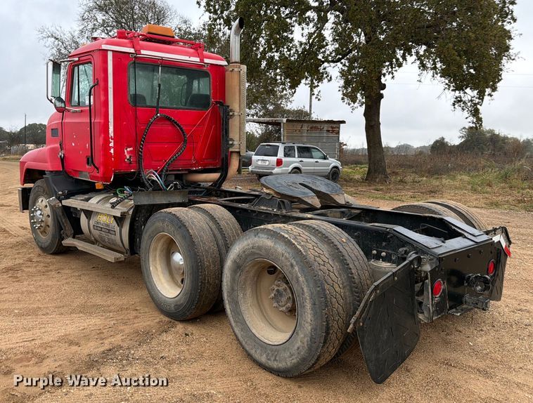 image for item ED5061 2000 Mack CH613 semi truck