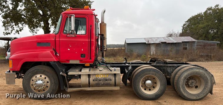 image for item ED5061 2000 Mack CH613 semi truck