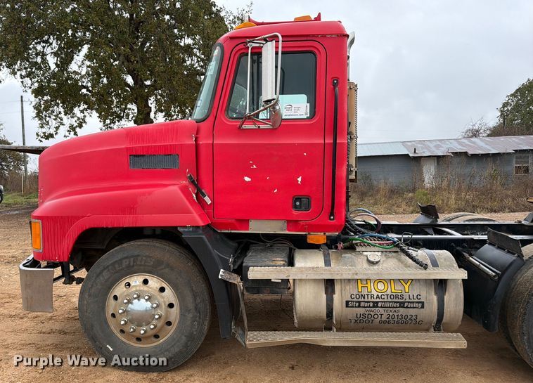 image for item ED5061 2000 Mack CH613 semi truck