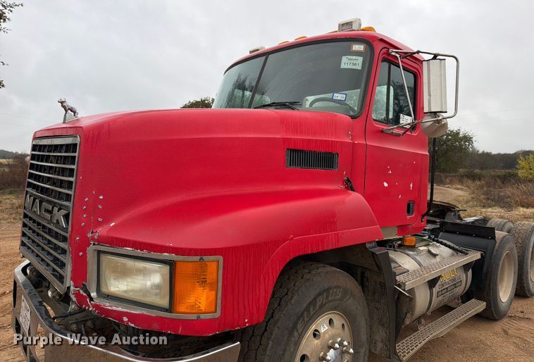 image for item ED5061 2000 Mack CH613 semi truck
