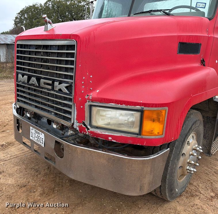image for item ED5061 2000 Mack CH613 semi truck