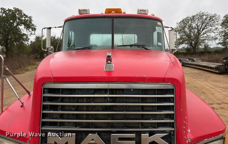 image for item ED5061 2000 Mack CH613 semi truck