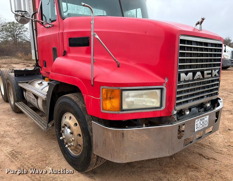 image for item ED5061 2000 Mack CH613 semi truck
