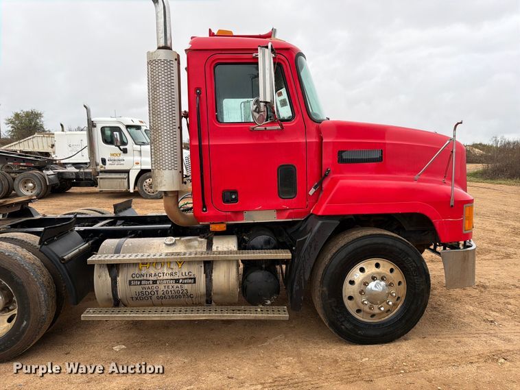 image for item ED5061 2000 Mack CH613 semi truck